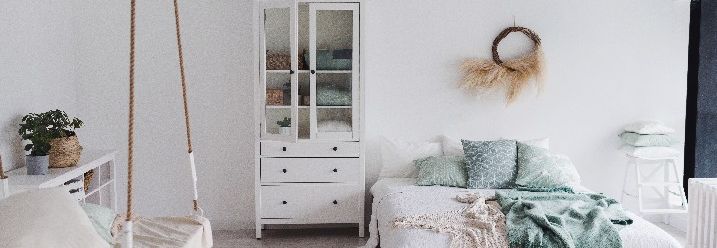 Helles und minimalistisch gestaltetes Schlafzimmer.